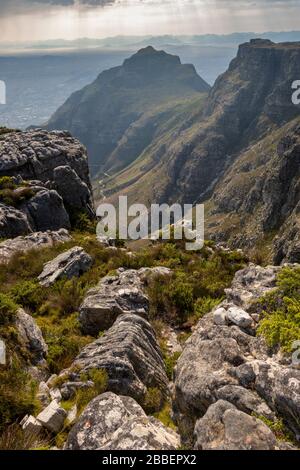 Afrique du Sud, le Cap, la montagne de la Table, vue depuis le bord rocheux de la gorge de Plattenklip Banque D'Images