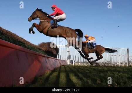 Rockandahardplace, monté par M. G Barfoot-Saunt en sautant pendant l'action pendant le Weatherbys Cheltenham Festival Betting Guide Novices Chase . Banque D'Images