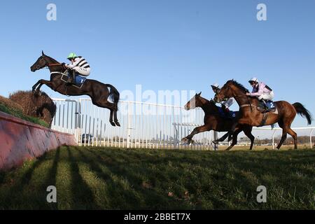 Le gagnant de la course Owen Glendower, monté par Barry Geraghty, a sauté pendant l'action du Weatherbys Cheltenham Festival Betting Guide Novices Chase . Banque D'Images