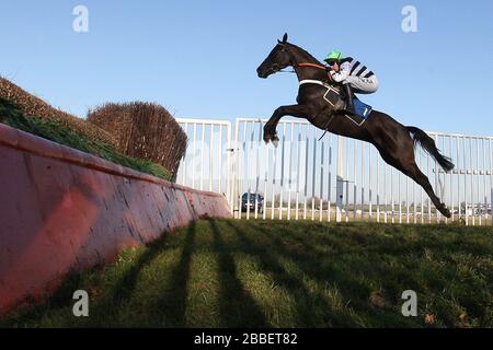 Le gagnant de la course Owen Glendower a été chahuté par Barry Geraghty lors de l'action de saut pendant le Weatherbys Cheltenham Festival Betting Guide Novices Chase Banque D'Images