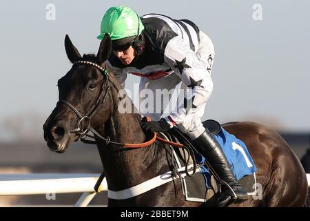 Le gagnant de la course Owen Glendower a été chahuté par Barry Geraghty lors de l'action de saut pendant le Weatherbys Cheltenham Festival Betting Guide Novices Chase Banque D'Images