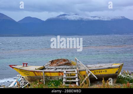 Ushuaia, Argentine-février 2019: Bateau en bois dérésonné sur la rive d'un lac dans le parc national de Tierra del Fuego près d'Ushuaia (USHU sur bateau); nom Banque D'Images