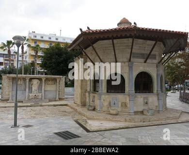 Fontaine Bembo et Sebil turc situé sur la place Kornarou, Héraklion, Crète, Grèce. Banque D'Images