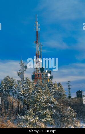 Antenne tour de radio TV au sommet d'une colline boisée Arbanasi Bulgarie Banque D'Images