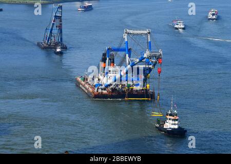 Rotterdam, Pays-Bas: Vue sur la rivière Maas de deux grues flottantes à levage lourd qui sont utilisées pour soulever des cargaisons lourdes dans le Por Banque D'Images