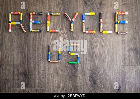 Adélaïde, Australie - 7 juillet 2019 : recyclage des piles AA et AAA destinées au recyclage sur fond de bois Banque D'Images