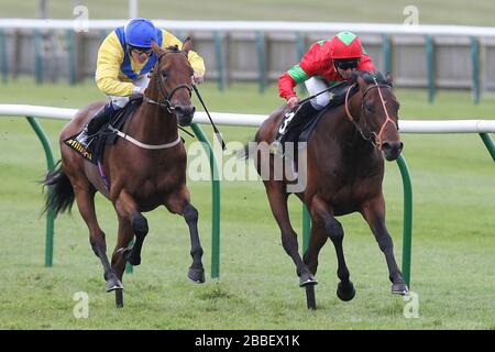 Rougemont (casquette rouge/verte), conduite par Pat Dobbs, a remporté une avance sur Mickdaam, montée par Jamie Spencer dans le Trop de 250 000 £ à 3 y-O Banque D'Images