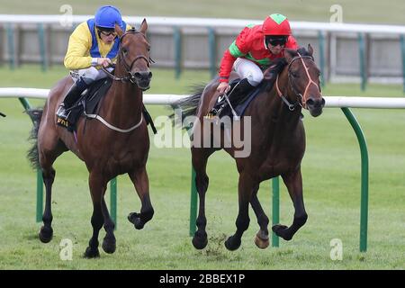 Rougemont (casquette rouge/verte), conduite par Pat Dobbs, a remporté une avance sur Mickdaam, montée par Jamie Spencer dans le Trop de 250 000 £ à 3 y-O Banque D'Images