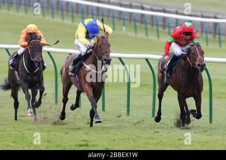 Rougemont (casquette rouge/verte), conduite par Pat Dobbs, a remporté une avance sur Mickdaam, montée par Jamie Spencer dans le Trop de 250 000 £ à 3 y-O Banque D'Images