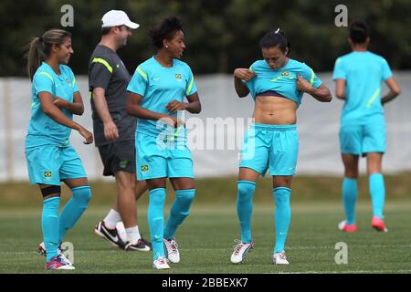Marta of Brazil Women (3ème L) est vu lors d'une séance de formation à l'Université de Cardiff Banque D'Images