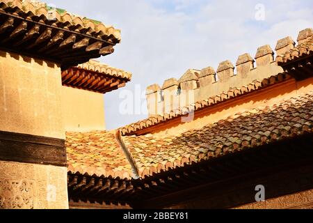 Grenade, Espagne : vue rapprochée à angle bas d'une partie du toit sur la cour des Myrtles (patio de los Arrayanes) à la Alhambra Banque D'Images