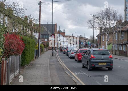 Morden, Londres, Royaume-Uni. 31 mars 2020. Verrouillage du coronavirus. Trafic traversant Morden en direction du centre de Londres, beaucoup plus léger que la normale, avec des trottoirs vides. Crédit : Malcolm Park/Alay Live News. Banque D'Images