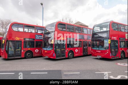 Morden, Londres, Royaume-Uni. 31 mars 2020. Verrouillage du coronavirus. Les bus londoniens continuent de fonctionner avec un service réduit, mais avec peu ou pas de passagers. Crédit : Malcolm Park/Alay Live News. Banque D'Images