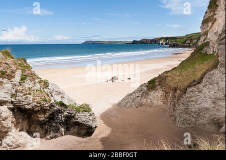 Falaises de calcaire à la plage de Whiterocks près de Portrush, sur la côte nord d'Antrim Causeway, en Irlande du Nord Banque D'Images