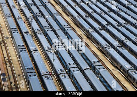 New York City, États-Unis - mai 2019; gros plan de la vue de remplissage de rangée après rangée de trains alignés à Hudson Yard Banque D'Images
