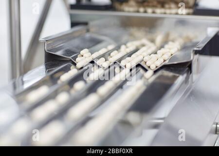 fabrication de machine de pilule production de masse, soins de santé, nutrition, supplément, blanc, capsule, additif, acier, propre, hygiénique, salle blanche, Banque D'Images