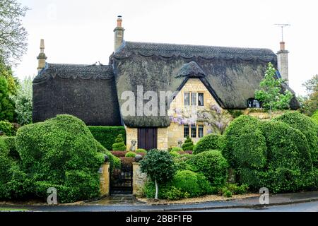 Une maison de toit en chaume à Chipping Campden dans les Cotswolds en Angleterre. Banque D'Images