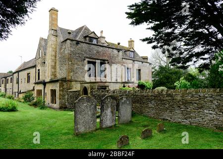 Trois pierres tombales dans une cour d'église à côté de l'hôtel Stow Lodge à Stow-on-the-Wold dans les Cotswolds en Angleterre. Banque D'Images