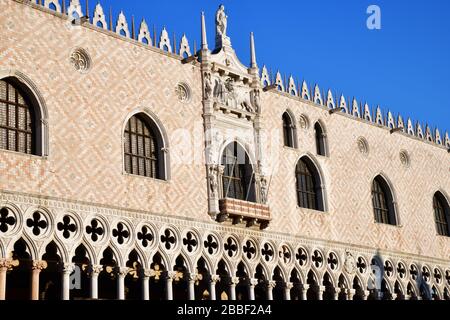 Venise, Italie-février 2020 ; vue à bas angle du côté du Palais des Doges au soleil de la fin de l’après-midi contre un ciel bleu clair Banque D'Images