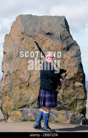 Un joueur de cornemuse accueillant au carter Bar - Piper, Alan Smith, vous accueille en Écosse depuis l'Angleterre. Banque D'Images