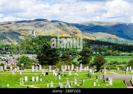 Un cimetière avec le monument Wallace en arrière-plan à Stirling, en Écosse Banque D'Images