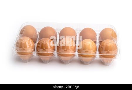 Œufs dans une boîte en plastique sur les fonds blancs. Banque D'Images