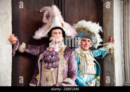 Venise, Italie-février 2020; gros plan de deux hommes en déguisements de balle de mascarade traditionnels pour le prochain carnaval à Venise Banque D'Images