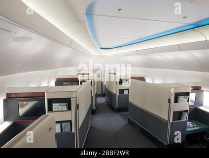 Kosmo Suites, la première classe de Korean Air à bord de la compagnie aérienne moderne Boeing 747 sur le nez du pont principal. Cabine de luxe dans le 747-8i Banque D'Images