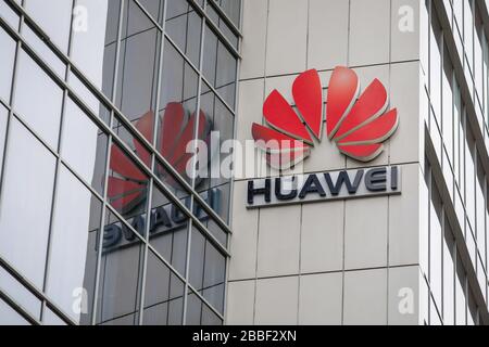 Bucarest, Roumanie - 31 mars 2020 : logo Huawei sur leur immeuble de bureaux du siège social à Bucarest. Banque D'Images