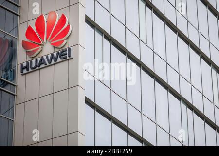 Bucarest, Roumanie - 31 mars 2020 : logo Huawei sur leur immeuble de bureaux du siège social à Bucarest. Banque D'Images