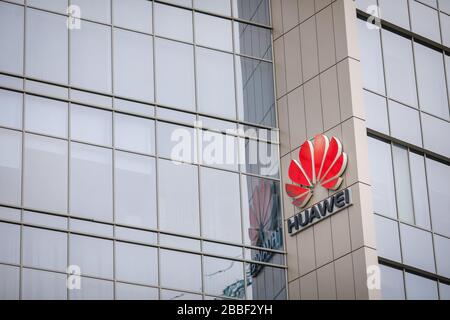 Bucarest, Roumanie - 31 mars 2020 : logo Huawei sur leur immeuble de bureaux du siège social à Bucarest. Banque D'Images