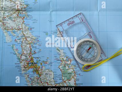 Lecture de la carte sur une carte néo-zélandaise avec compas Banque D'Images