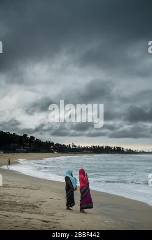 Les gens passent du temps de détente et de loisirs sur la plage. Banque D'Images