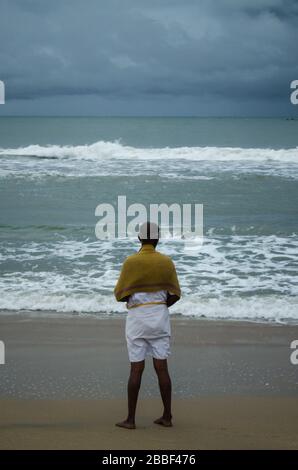 Les gens passent du temps de détente et de loisirs sur la plage. Banque D'Images