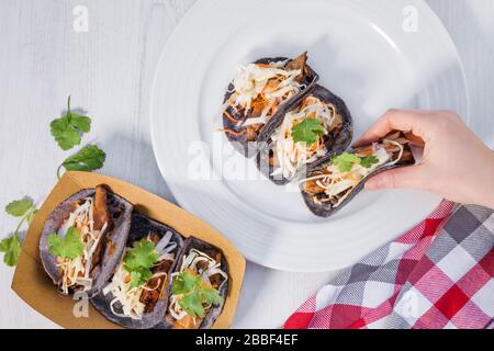 Carne asada cuisine de rue mexicaine tacos avec viande marinée, coriandre, oignon et légumes sur la plaque blanche. Banque D'Images