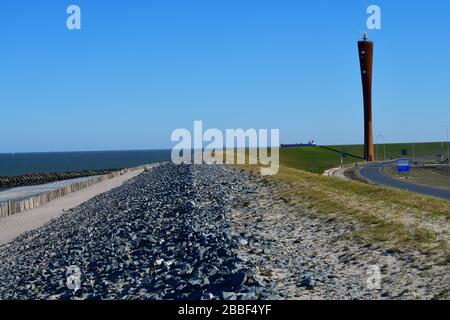 Plage de Maasvlakte, Rotterdam, Pays-Bas-mars 2020: Vue panoramique sur la plage par une journée ensoleillée avec navire et tour radar à distance Banque D'Images