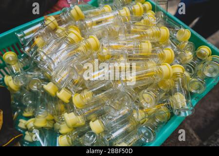 Bouteilles vides à capuchon jaune sur un plateau Banque D'Images