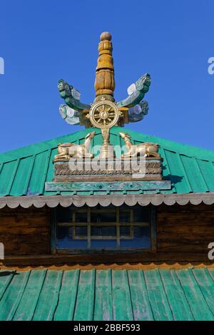 RENCHINLKHUMBE, MONGOLIE, 3 mars 2020 : un petit monastère en bois se tient près du village. Banque D'Images