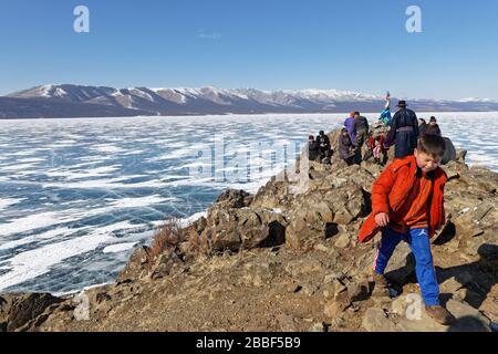 KHATGAL, MONGOLIE, 5 mars 2020 : les voyageurs utilisent pour entourer un ovoo trois fois en se déplaçant dans le sens horaire pour avoir un voyage sûr. Ovoo sont des pierres sacrées nous haps Banque D'Images