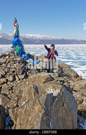 KHATGAL, MONGOLIE, 5 mars 2020 : les voyageurs utilisent pour entourer un ovoo trois fois en se déplaçant dans le sens horaire pour avoir un voyage sûr. Ovoo sont des pierres sacrées nous haps Banque D'Images