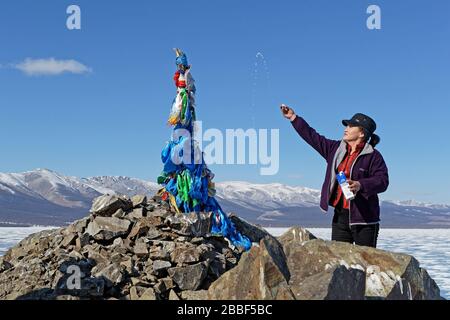 KHATGAL, MONGOLIE, 5 mars 2020 : les voyageurs utilisent pour entourer un ovoo trois fois en se déplaçant dans le sens horaire pour avoir un voyage sûr. Ovoo sont des pierres sacrées nous haps Banque D'Images