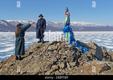 KHATGAL, MONGOLIE, 5 mars 2020 : les voyageurs utilisent pour entourer un ovoo trois fois en se déplaçant dans le sens horaire pour avoir un voyage sûr. Ovoo sont des pierres sacrées nous haps Banque D'Images