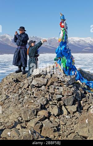 KHATGAL, MONGOLIE, 5 mars 2020 : les voyageurs utilisent pour entourer un ovoo trois fois en se déplaçant dans le sens horaire pour avoir un voyage sûr. Ovoo sont des pierres sacrées nous haps Banque D'Images