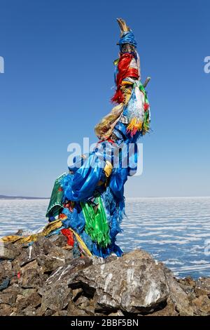 KHATGAL, MONGOLIE, 5 mars 2020 : les voyageurs utilisent pour entourer un ovoo trois fois en se déplaçant dans le sens horaire pour avoir un voyage sûr. Ovoo sont des pierres sacrées nous haps Banque D'Images