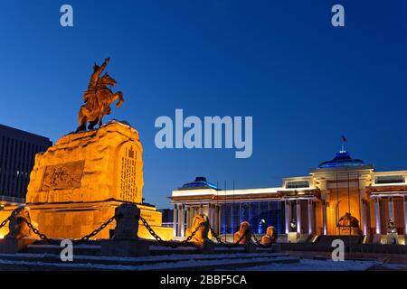 OULAANBAATAR, MONGOLIE, 8 mars 2020 : Statue de Damdin Sükhbataar devant le palais du gouvernement à l'heure bleue. Banque D'Images