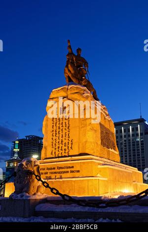 OULAANBAATAR, MONGOLIE, 8 mars 2020 : Statue de Damdin Sükhbataar devant le palais du gouvernement à l'heure bleue. Banque D'Images