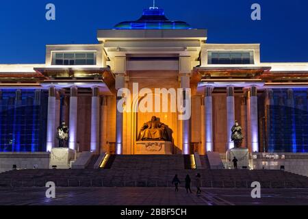 OULAN-BATOR, MONGOLIE, 8 mars 2020 : le palais du gouvernement à l'heure bleue sur la place Sukhbaatar Banque D'Images