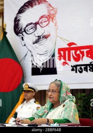 (200331) -- DHAKA, le 31 mars 2020 (Xinhua) -- le Premier ministre bangladais, Sheikh Hasina, a parlé lors d'une conférence vidéo de son bureau à Dhaka, au Bangladesh, le 31 mars 2020. Le Premier ministre bangladais Sheikh Hasina a déclaré mardi que le gouvernement prolongera l'arrêt en cours pour gérer la propagation de la COVID-19. Elle a annoncé le plan du gouvernement tout en organisant une conférence vidéo avec des hauts fonctionnaires des 64 districts du pays. (PID/document via Xinhua) Banque D'Images