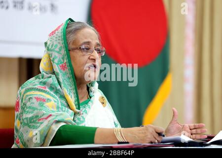 (200331) -- DHAKA, le 31 mars 2020 (Xinhua) -- le Premier ministre bangladais, Sheikh Hasina, a parlé lors d'une conférence vidéo de son bureau à Dhaka, au Bangladesh, le 31 mars 2020. Le Premier ministre bangladais Sheikh Hasina a déclaré mardi que le gouvernement prolongera l'arrêt en cours pour gérer la propagation de la COVID-19. Elle a annoncé le plan du gouvernement tout en organisant une conférence vidéo avec des hauts fonctionnaires des 64 districts du pays. (PID/document via Xinhua) Banque D'Images