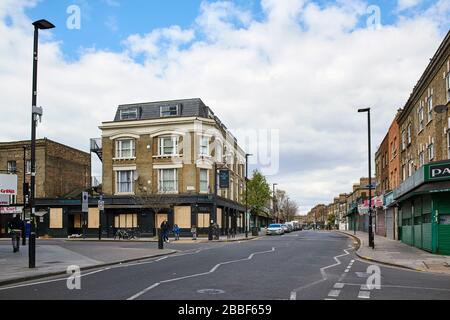 Stroud Green Road, Finsbury Park, nord de Londres, pendant la crise du coronavirus, avec des magasins fermés et un pub embarqué, fin mars 2020 Banque D'Images